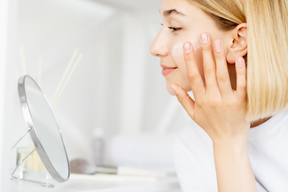 Woman using the best day moisturizer