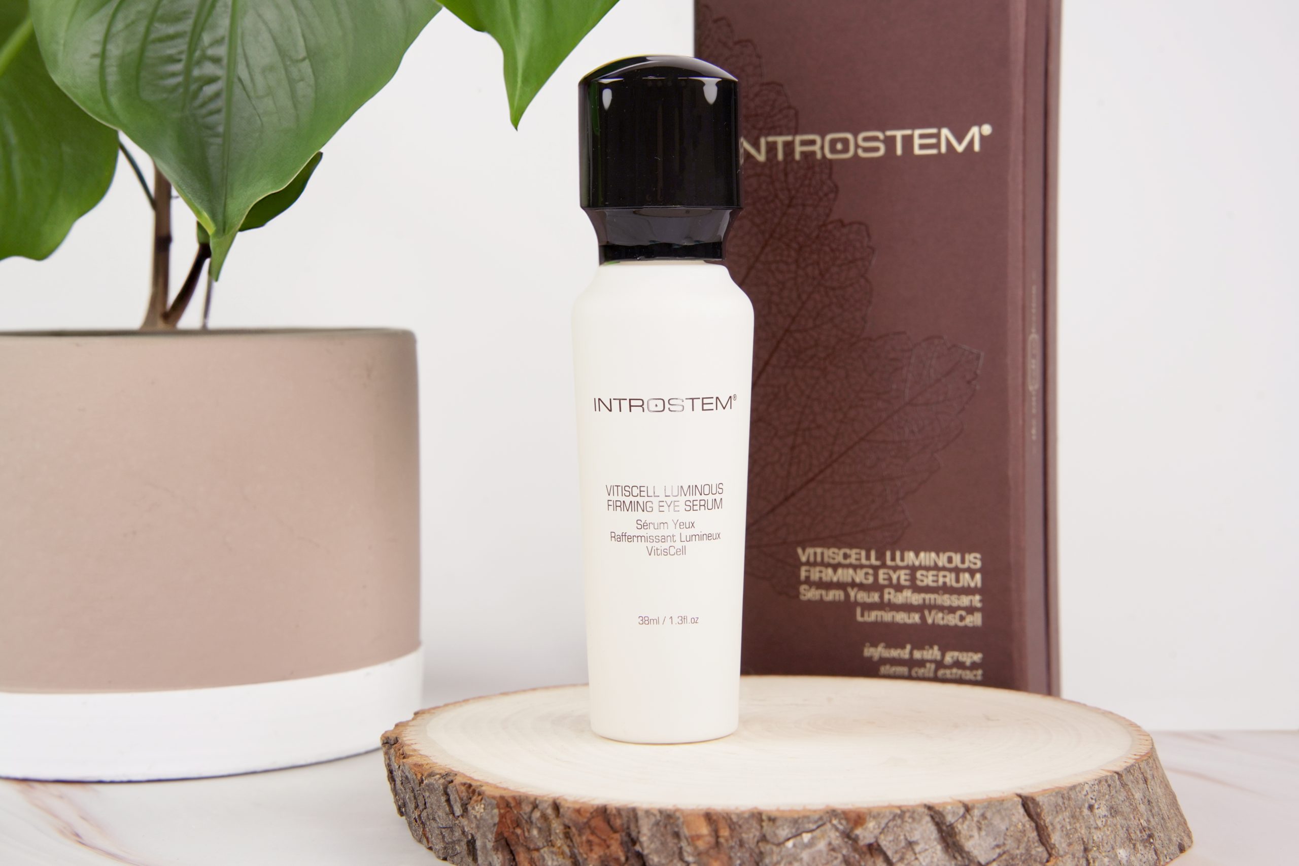 Bottle of VitisCell Luminous Firming Eye Serum